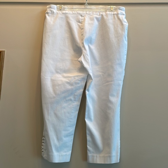 White pull-on capri pants with chain detail - Picture 2 of 4